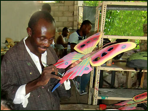 Haitian artist - Painting tropical metal art - Haitian steel drum art. - www.tropicdecor.com